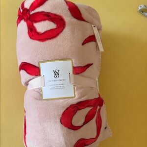 Victoria's Secret Red and Pink Plush Blanket NWT